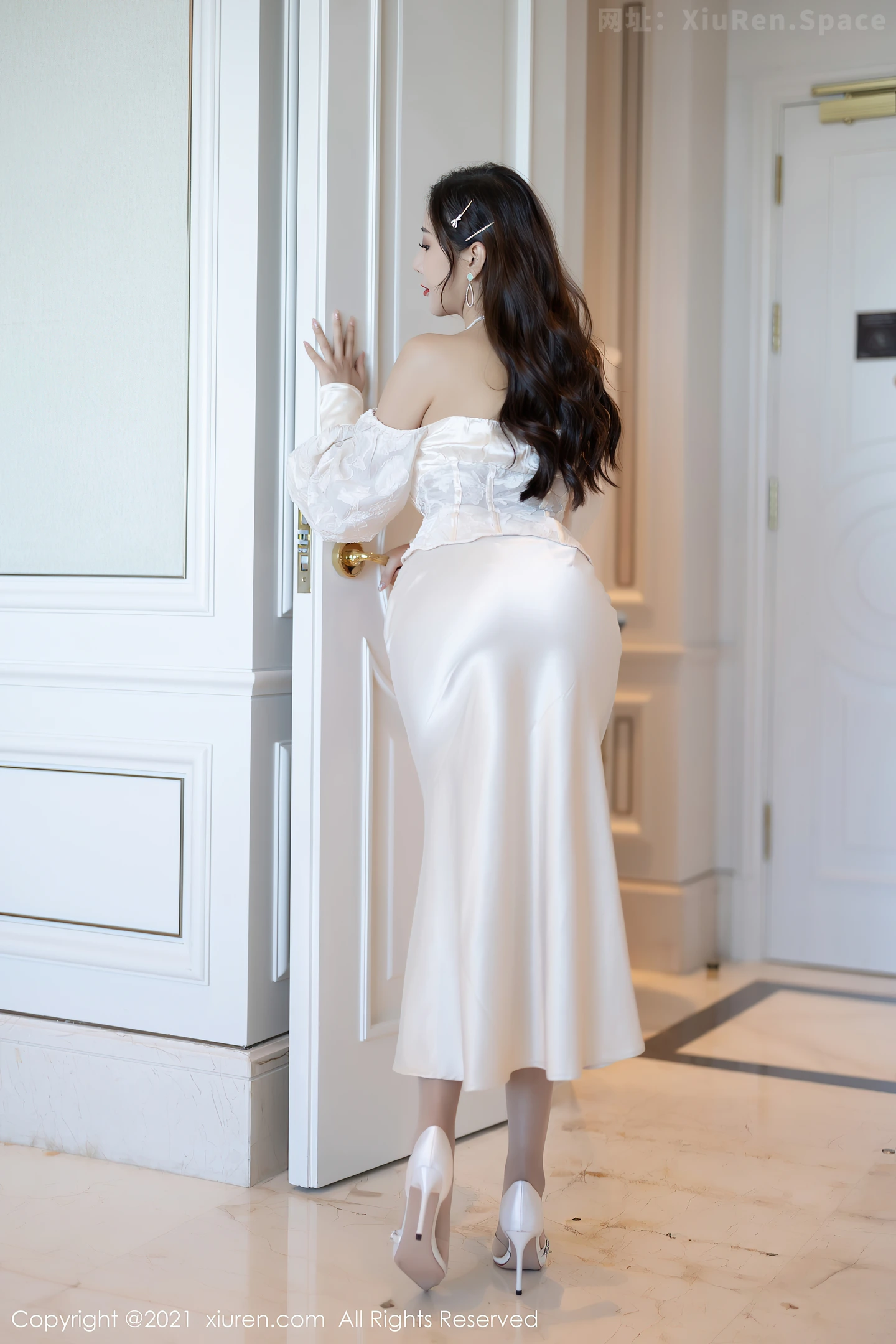 图片[4]-[XiuRen秀人网]VOL.4136 女神王馨瑶yanni深圳旅拍百变多姿服饰秀完美身材撩人诱惑写真97P-秀人网官方网站